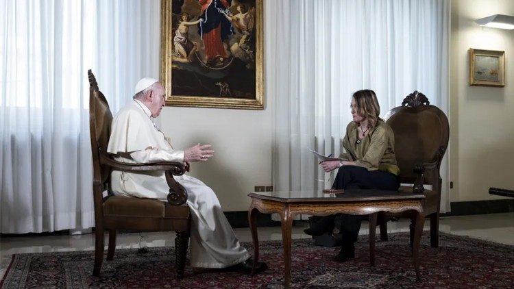 Un momento de la entrevista del Papa con Elisabetta Piqué, periodista del diario argentino La Nación